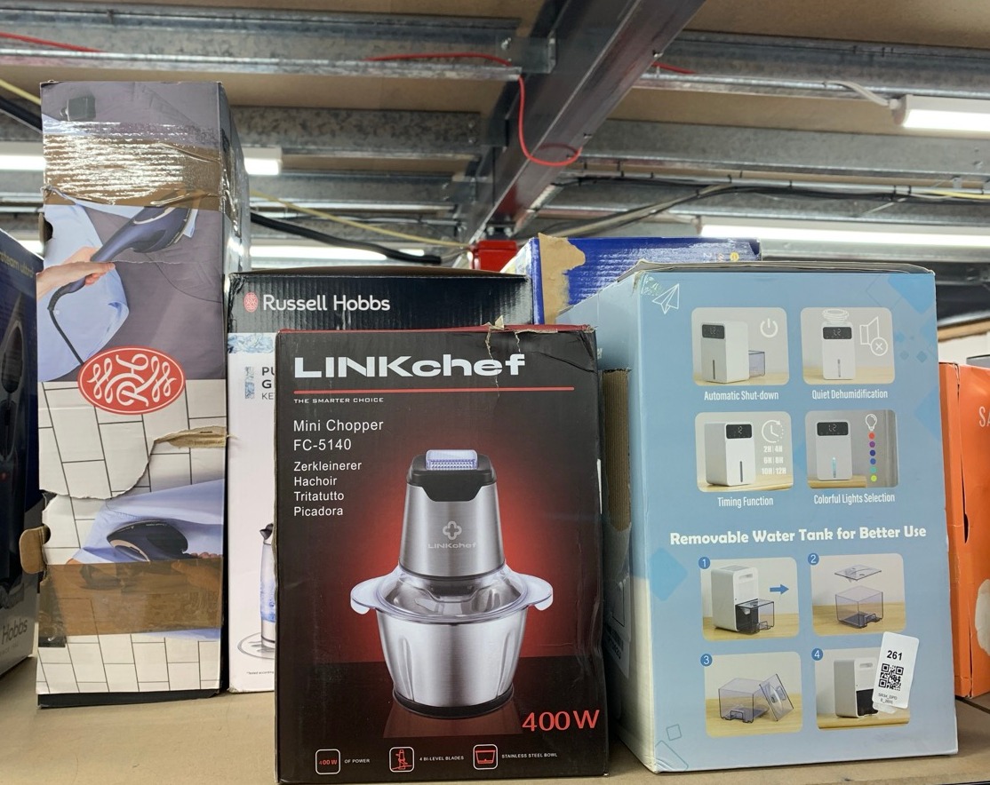 Lot 261  
            Edinburgh SR34 - Delivery Only 

                
QUANTITY OF KITCHEN & APPLIANCES ITEMS TO INCLUDE LINK CHEF MINI CHOPPER : LOCATI...