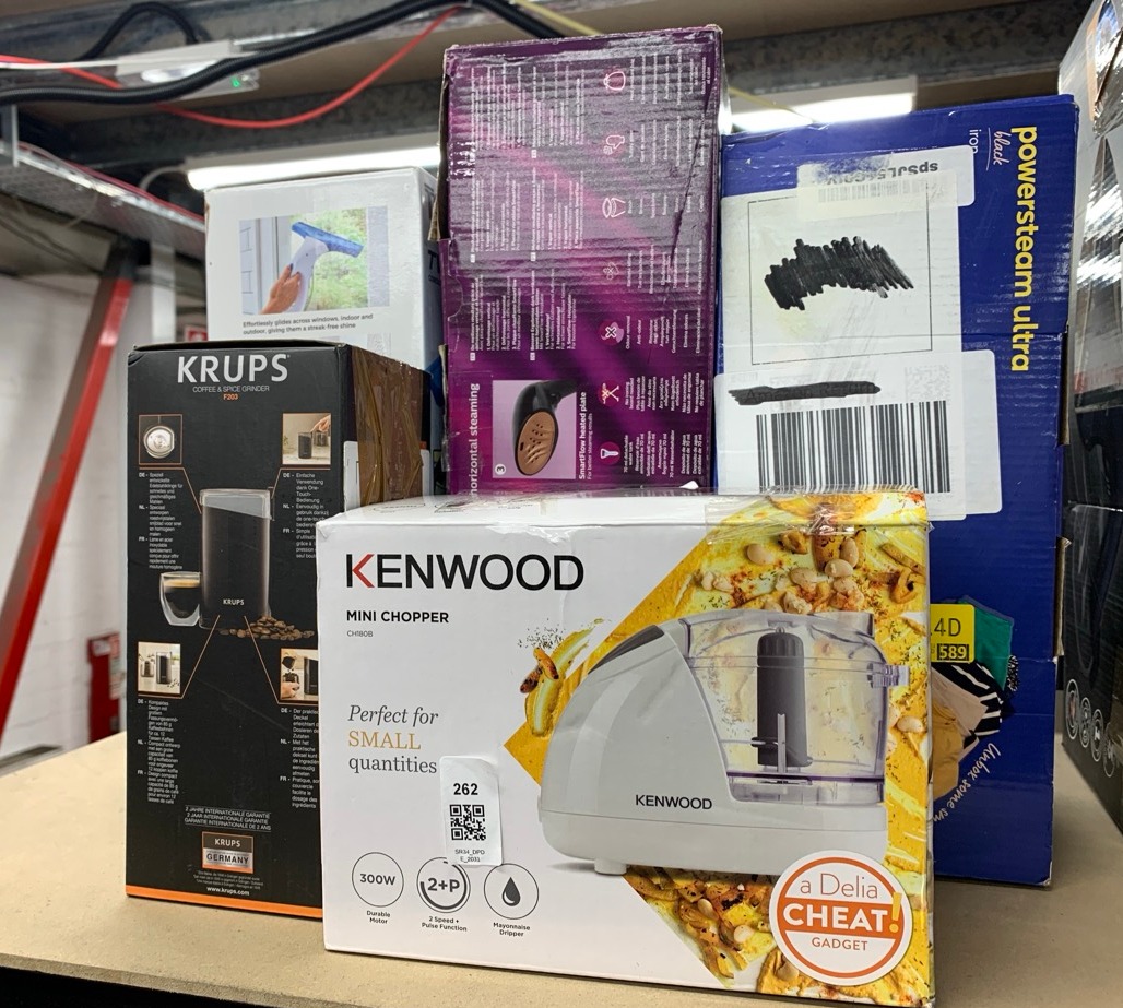 Lot 262  
            Edinburgh SR34 - Delivery Only 

                
QUANTITY OF  ITEMS TO INCLUDE KENWOOD MINI CHOPPER, 0.35 LITRE DISHWASHER SAFE BO...