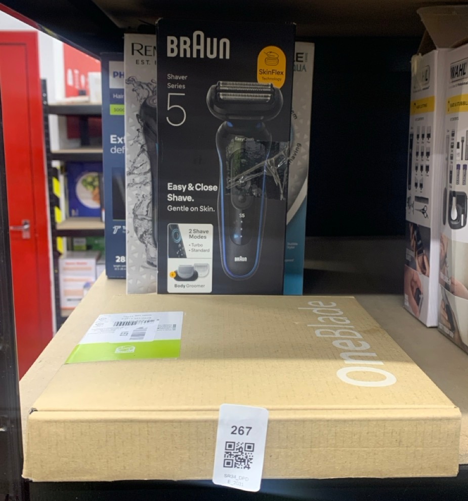 Lot 267  
            Edinburgh SR34 - Delivery Only 

                
QUANTITY OF  ITEMS TO INCLUDE PHILIPS ONEBLADE HYBRID 360 BLADE TECHNOLOGY ELECTR...