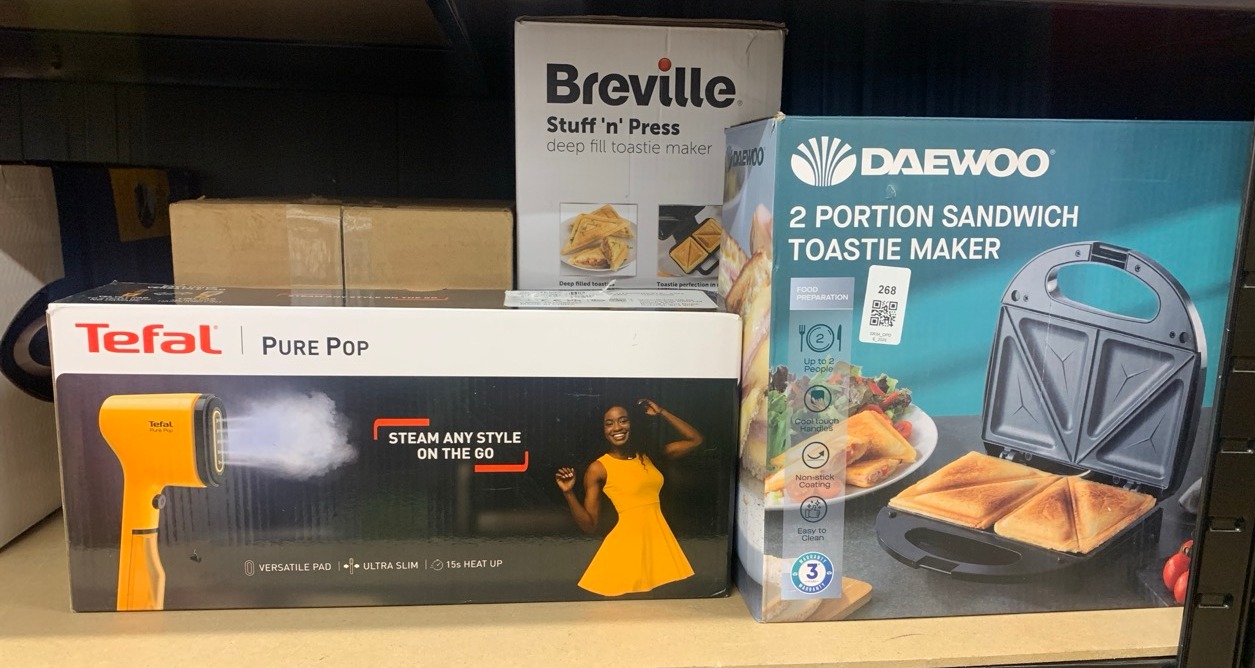 Lot 268  
            Edinburgh SR34 - Delivery Only 

                
QUANTITY OF  ITEMS TO INCLUDE TEFAL PURE POP SLIM HANDHELD CLOTHES STEAMER, NO IR...