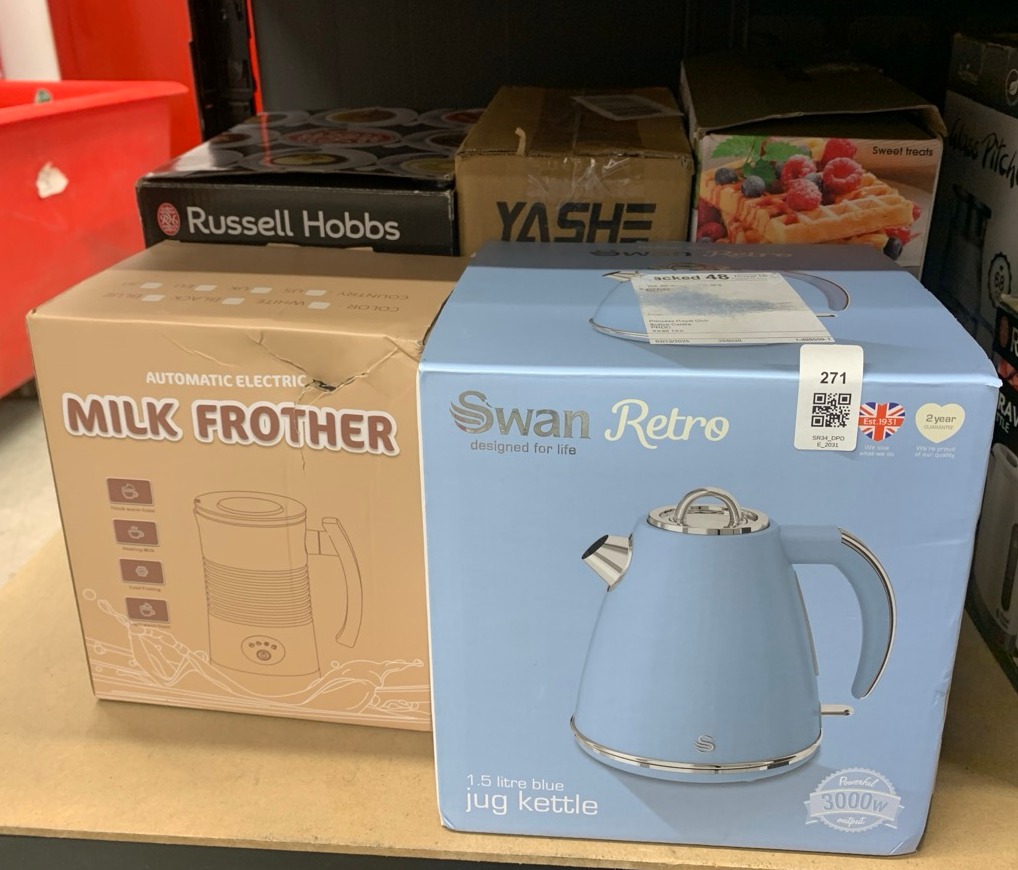 Lot 271  
            Edinburgh SR34 - Delivery Only 

                
QUANTITY OF  ITEMS TO INCLUDE SWAN SK19020BLN RETRO JUG KETTLE, FAST BOIL, EASY P...