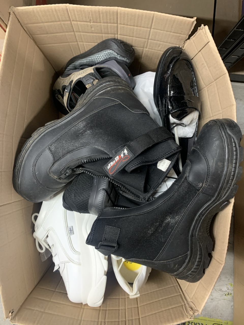 Lot 272  
            Edinburgh SR34 - Delivery Only 

                
QUANTITY OF CLOTHING & APPAREL ITEMS TO INCLUDE KICKERS KICK HI BOOTS IN TAN NUBU...