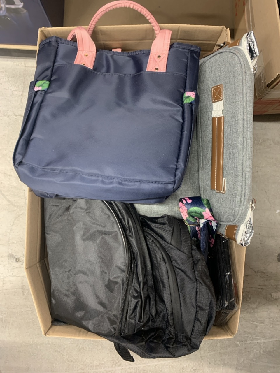 Lot 273  
            Edinburgh SR34 - Delivery Only 

                
QUANTITY OF ITEMS TO INCLUDE WINE BAG CO GREY WINE COOLER BAG: LOCATION - RACK B