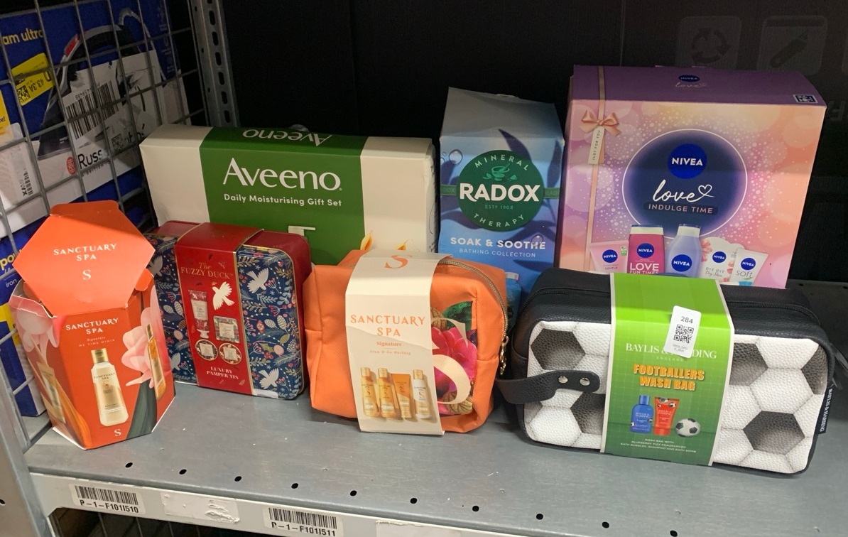 Lot 284  
            Edinburgh SR34 - Delivery Only 

                
QUANTITY OF  ITEMS TO INCLUDE BAYLIS & HARDING FOOTBALL STARS WASH BAG GIFT SET -...