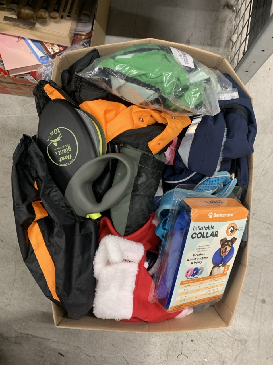 Lot 285  
            Edinburgh SR34 - Delivery Only 

                
QUANTITY OF PET PRODUCTS TO INCLUDE BENCHMADE INFLATABLE COLLAR : LOCATION - RACK C