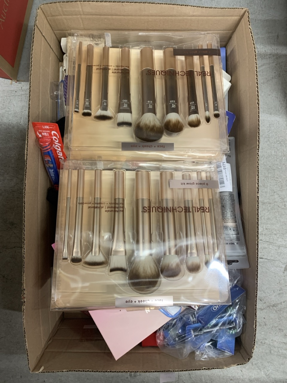 Lot 286  
            Edinburgh SR34 - Delivery Only 

                
QUANTITY OF HEALTH & BEAUTY ITEMS TO INCLUDE COCA-COLA LIP SMACKER : LOCATION - R...