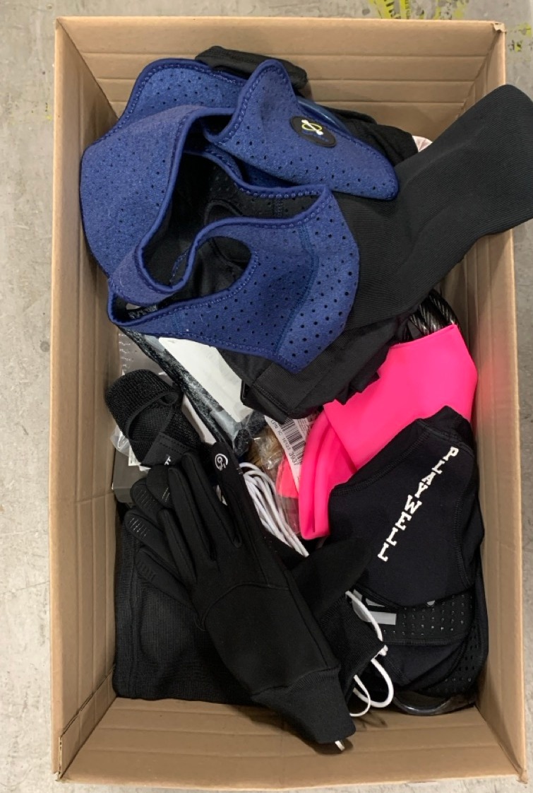 Lot 287  
            Edinburgh SR34 - Delivery Only 

                
QUANTITY OF SPORTS & EXERCISE ITEMS TO INCLUDE ARENA THE ONE JUNIOR SWIMMING GOGG...