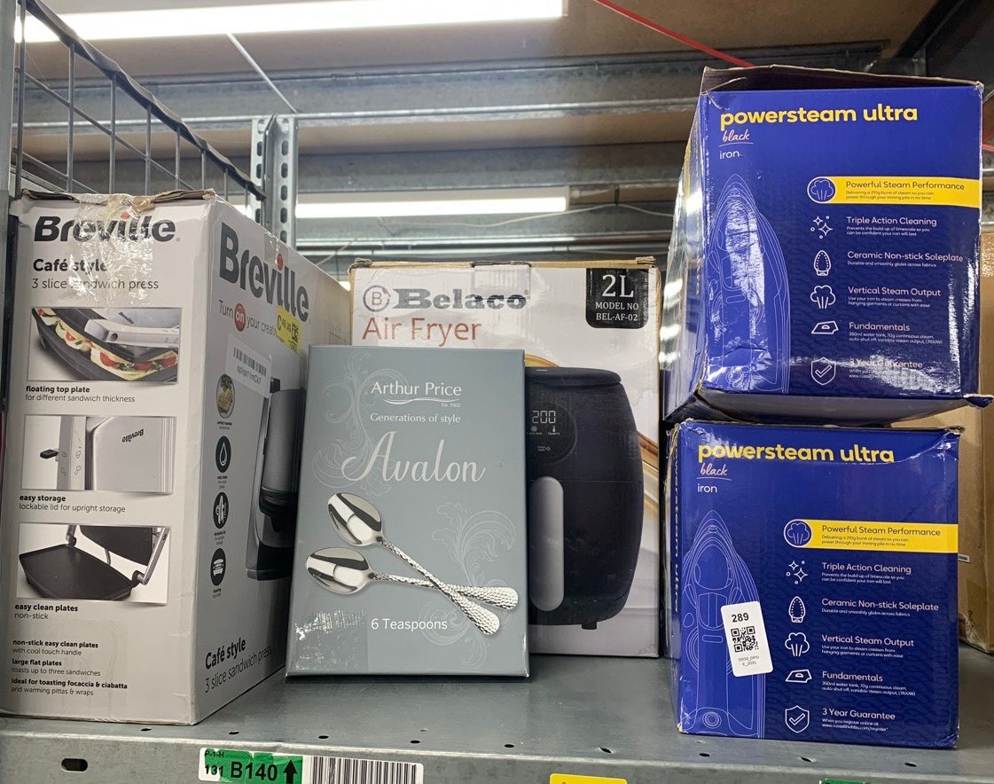 Lot 289  
            Edinburgh SR34 - Delivery Only 

                
QUANTITY OF  ITEMS TO INCLUDE RUSSELL HOBBS STEAM IRON [3100W, 210 G/MIN EXTRA ST...
