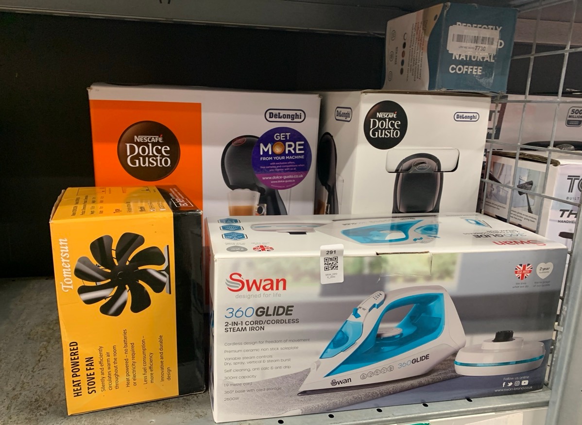 Lot 291  
            Edinburgh SR34 - Delivery Only 

                
QUANTITY OF  ITEMS TO INCLUDE SWAN SI16410N 2-IN-1 CORD OR CORDLESS STEAM PRESS I...