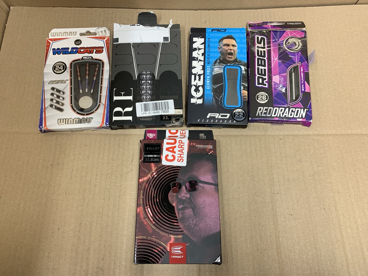 Lot 298  
            Edinburgh SR34 - Delivery Only 

                
QUANTITY OF  ITEMS TO INCLUDE RED DRAGON REBEL 26 GRAM TUNGSTEN DARTS SET WITH FL...