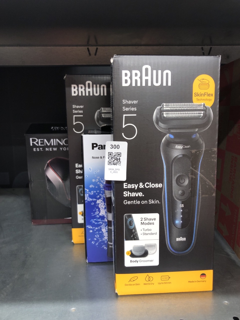 Lot 300  
            Edinburgh SR34 - Delivery Only 

                
QUANTITY OF HEALTH & BEAUTY ITEMS TO INCLUDE BRAUN SHAVER SERIES 5: LOCATION - RA...