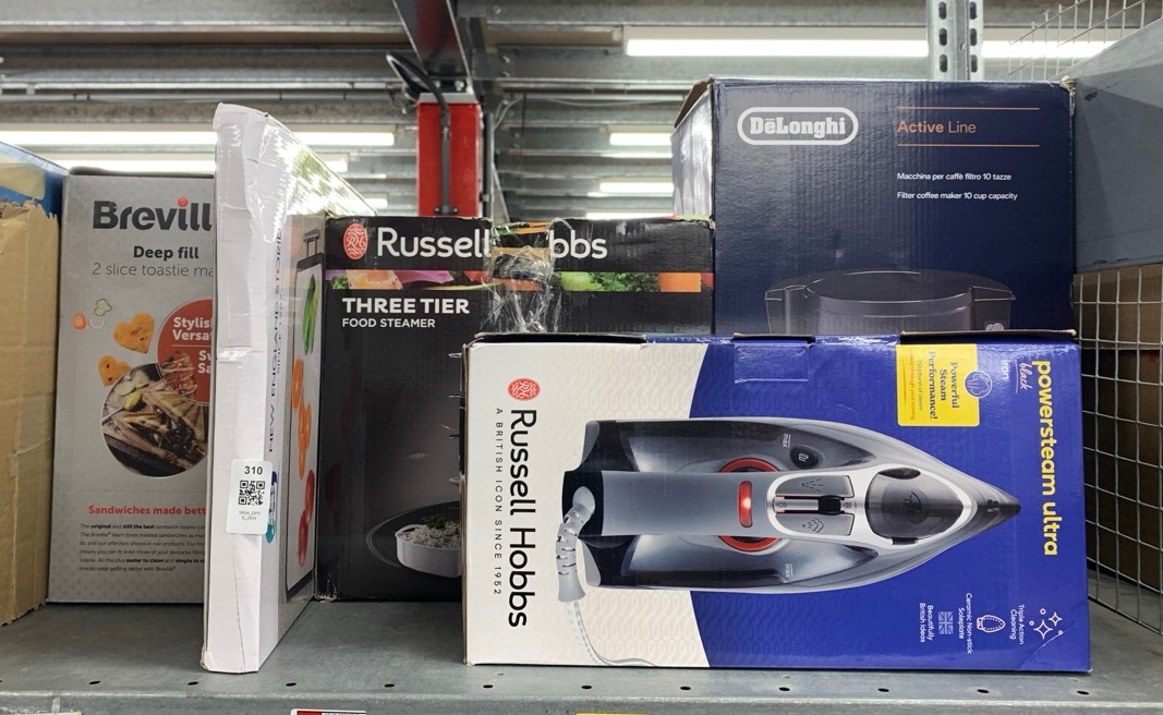 Lot 310  
            Edinburgh SR34 - Delivery Only 

                
QUANTITY OF  ITEMS TO INCLUDE RUSSELL HOBBS POWERSTEAM ULTRA IRON: LOCATION - RACK C
