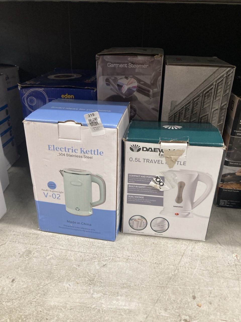 Lot 319  
            Edinburgh SR34 - Delivery Only 

                
QUANTITY OF KITCHEN & APPLIANCES ITEMS TO INCLUDE RUSSELL HOBBS ELECTRIC KETTLE (...