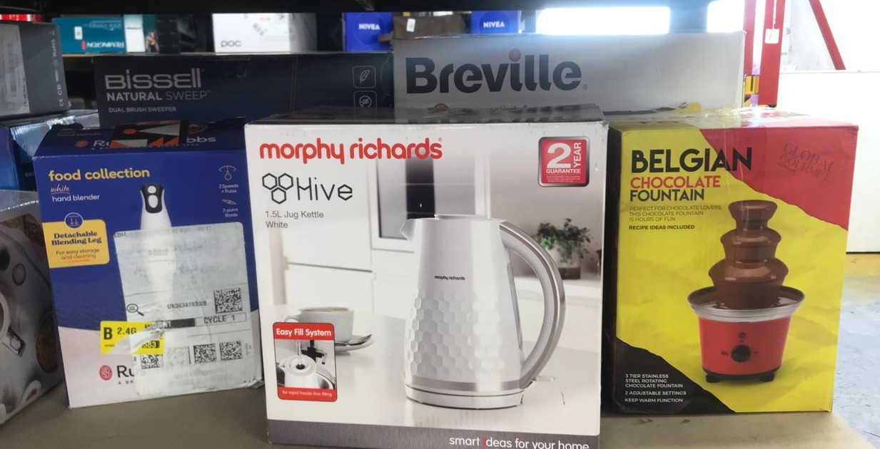 Lot 323  
            Edinburgh SR34 - Delivery Only 

                
QUANTITY OF KITCHEN & APPLIANCES ITEMS TO INCLUDE MORPHY RICHARDS HIVE KETTLE, 1....