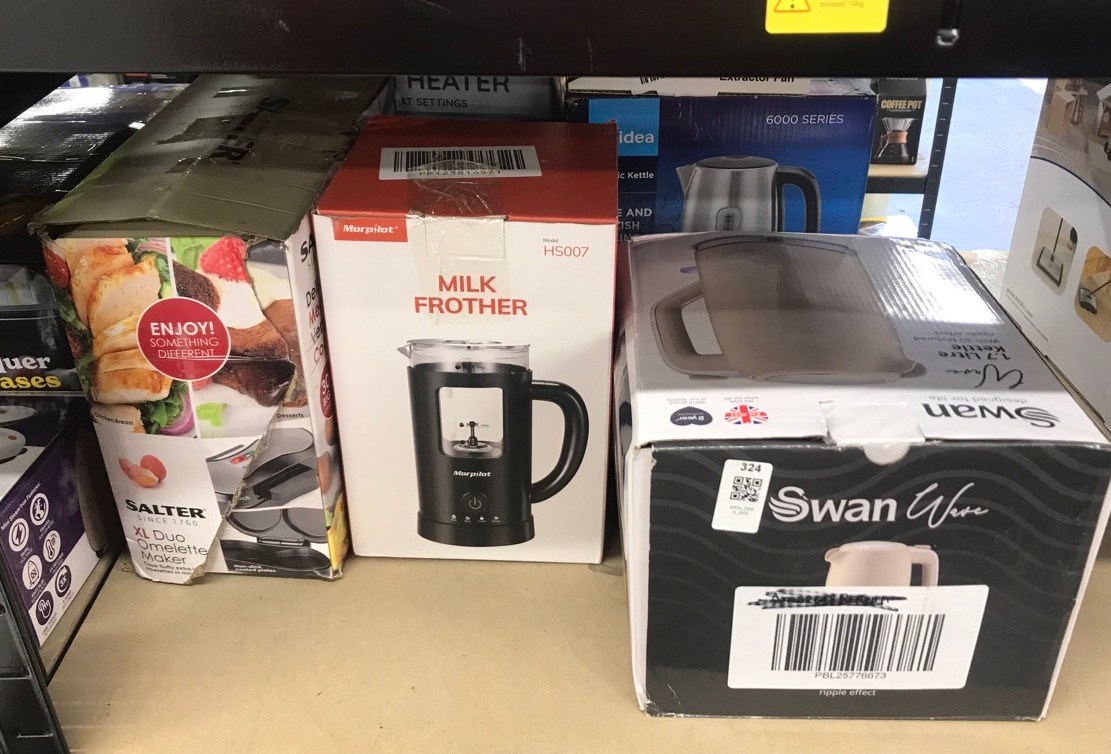 Lot 324  
            Edinburgh SR34 - Delivery Only 

                
QUANTITY OF KITCHEN & APPLIANCES ITEMS TO INCLUDE SWAN SK19034CRM WAVE CORDLESS K...