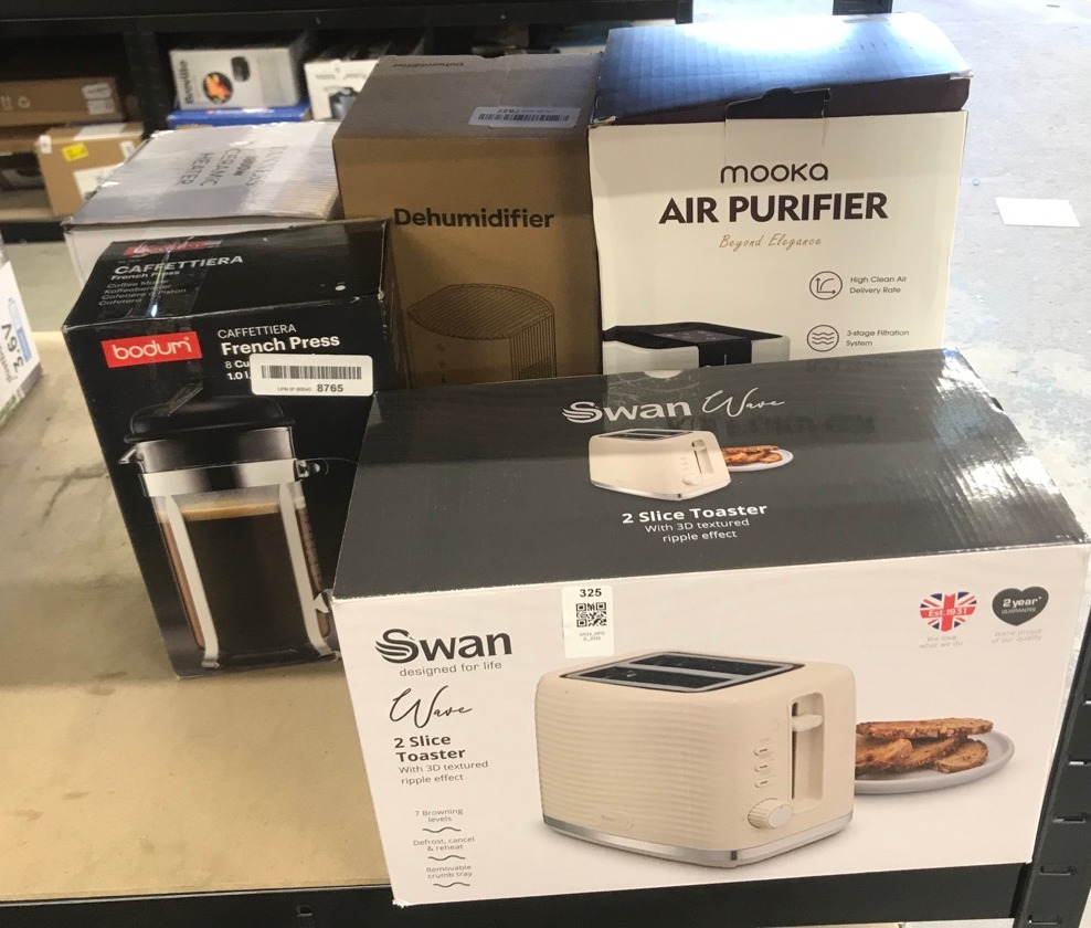 Lot 325  
            Edinburgh SR34 - Delivery Only 

                
QUANTITY OF KITCHEN & APPLIANCES ITEMS TO INCLUDE SWAN ST19034CRM WAVE 2-SLICE TO...