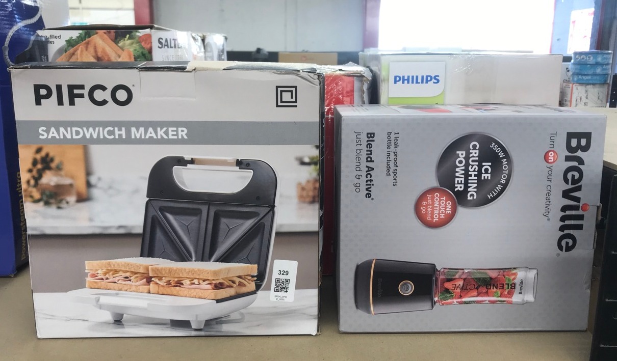 Lot 329  
            Edinburgh SR34 - Delivery Only 

                
QUANTITY OF KITCHEN & APPLIANCES ITEMS TO INCLUDE PIFCO 750W WHITE SANDWICH TOAST...