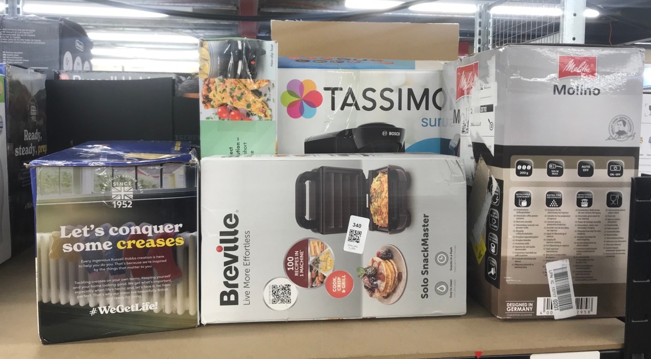 Lot 340  
            Edinburgh SR34 - Delivery Only 

                
QUANTITY OF KITCHEN & APPLIANCES ITEMS TO INCLUDE RUSSELL HOBBS STEAM IRON [3100W...