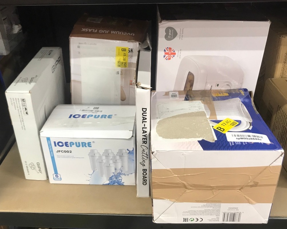 Lot 347  
            Edinburgh SR34 - Delivery Only 

                
QUANTITY OF KITCHEN & APPLIANCES ITEMS TO INCLUDE RUSSELL HOBBS ELECTRIC KETTLE (...