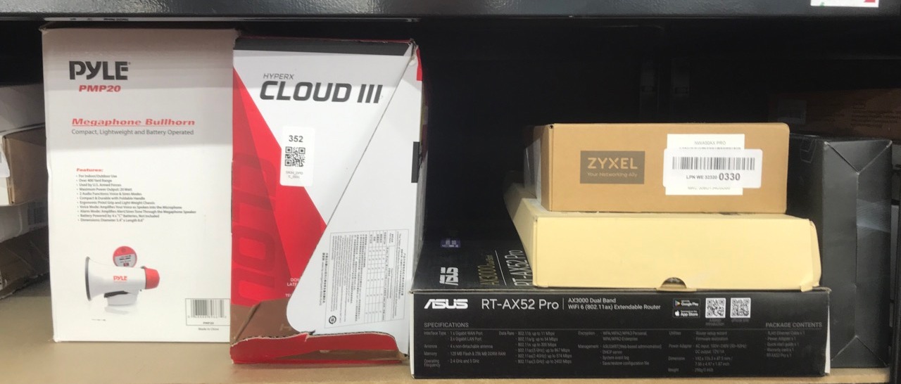 Lot 352  
            Edinburgh SR34 - Delivery Only 

                
QUANTITY OF KITCHEN & APPLIANCES ITEMS TO INCLUDE COMPACT PROFESSIONAL 20 WATT PO...