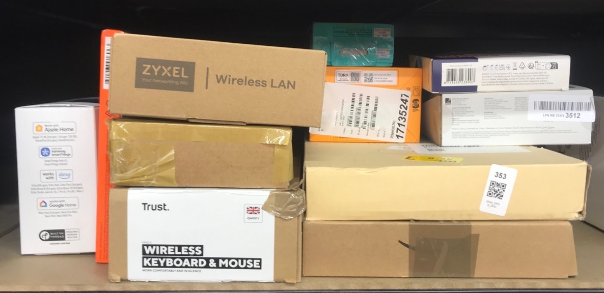 Lot 353  
            Edinburgh SR34 - Delivery Only 

                
QUANTITY OF TECH & GAMING ITEMS TO INCLUDE TRUST PRIMO SMART ID CARD READER, DNI,...