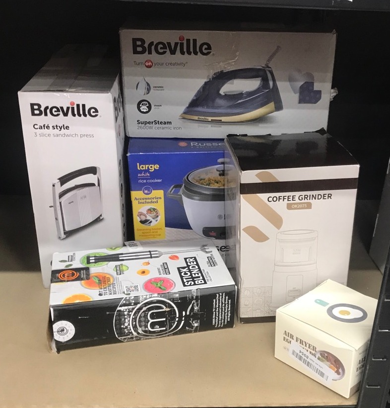 Lot 356  
            Edinburgh SR34 - Delivery Only 

                
QUANTITY OF KITCHEN & APPLIANCES ITEMS TO INCLUDE MASTERCHEF HAND BLENDER FOR KIT...