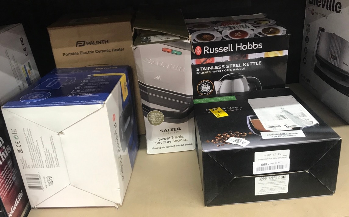 Lot 357  
            Edinburgh SR34 - Delivery Only 

                
QUANTITY OF KITCHEN & APPLIANCES ITEMS TO INCLUDE RUSSELL HOBBS TEXTURES ELECTRIC...