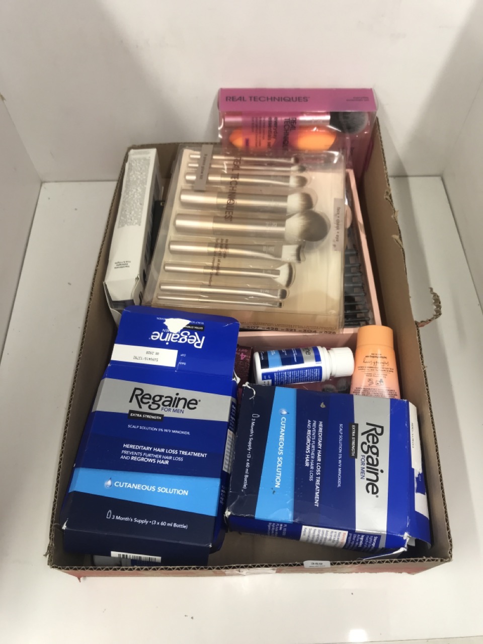 Lot 359  
            Edinburgh SR34 - Delivery Only 

                
QUANTITY OF HEALTH & BEAUTY ITEMS TO INCLUDE REGAINE FOR MEN 5% MINOXIDIL EXTRA S...