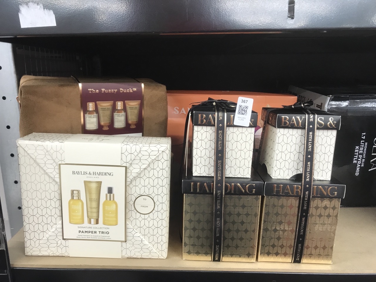 Lot 367  
            Edinburgh SR34 - Delivery Only 

                
QUANTITY OF HEALTH & BEAUTY ITEMS TO INCLUDE BAYLIS & HARDING SWEET MANDARIN & GR...