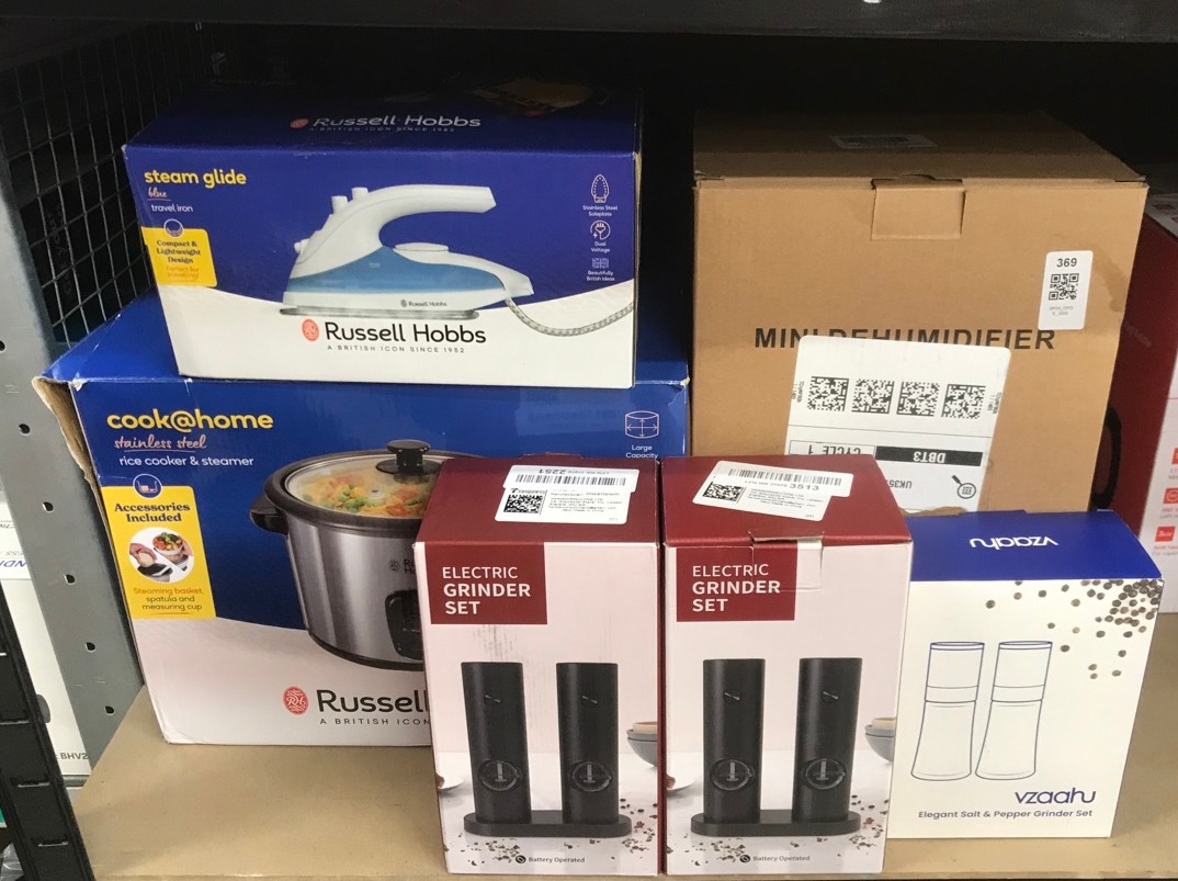 Lot 369  
            Edinburgh SR34 - Delivery Only 

                
QUANTITY OF  ITEMS TO INCLUDE RUSSELL HOBBS DUAL VOLTAGE STEAM GLIDE TRAVEL IRON,...