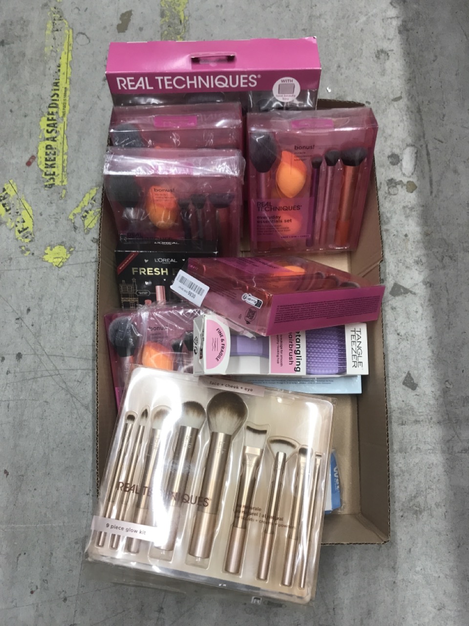 Lot 370  
            Edinburgh SR34 - Delivery Only 

                
QUANTITY OF HEALTH & BEAUTY ITEMS TO INCLUDE REAL TECHNIQUES AU NATURALE MAKEUP B...