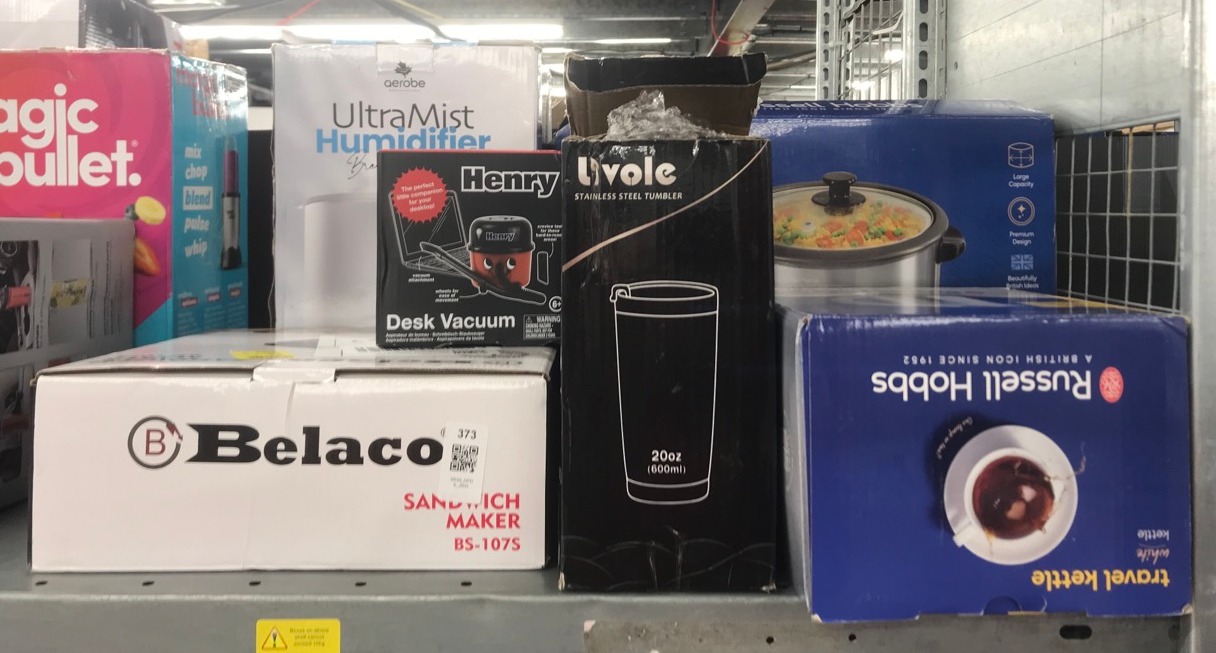 Lot 373  
            Edinburgh SR34 - Delivery Only 

                
QUANTITY OF KITCHEN & APPLIANCES ITEMS TO INCLUDE RUSSELL HOBBS ELECTRIC 0.85L TR...