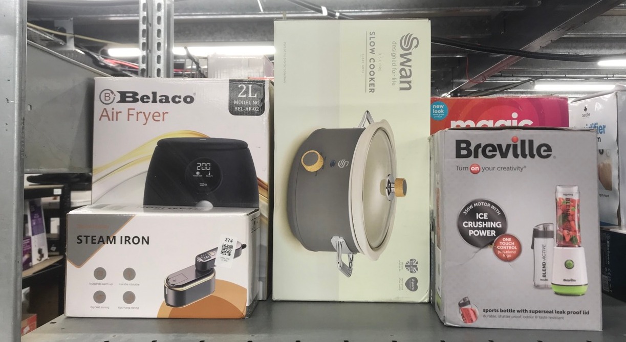 Lot 374  
            Edinburgh SR34 - Delivery Only 

                
QUANTITY OF KITCHEN & APPLIANCES ITEMS TO INCLUDE 1 X SWAN NORDIC MANUAL SLOW COO...