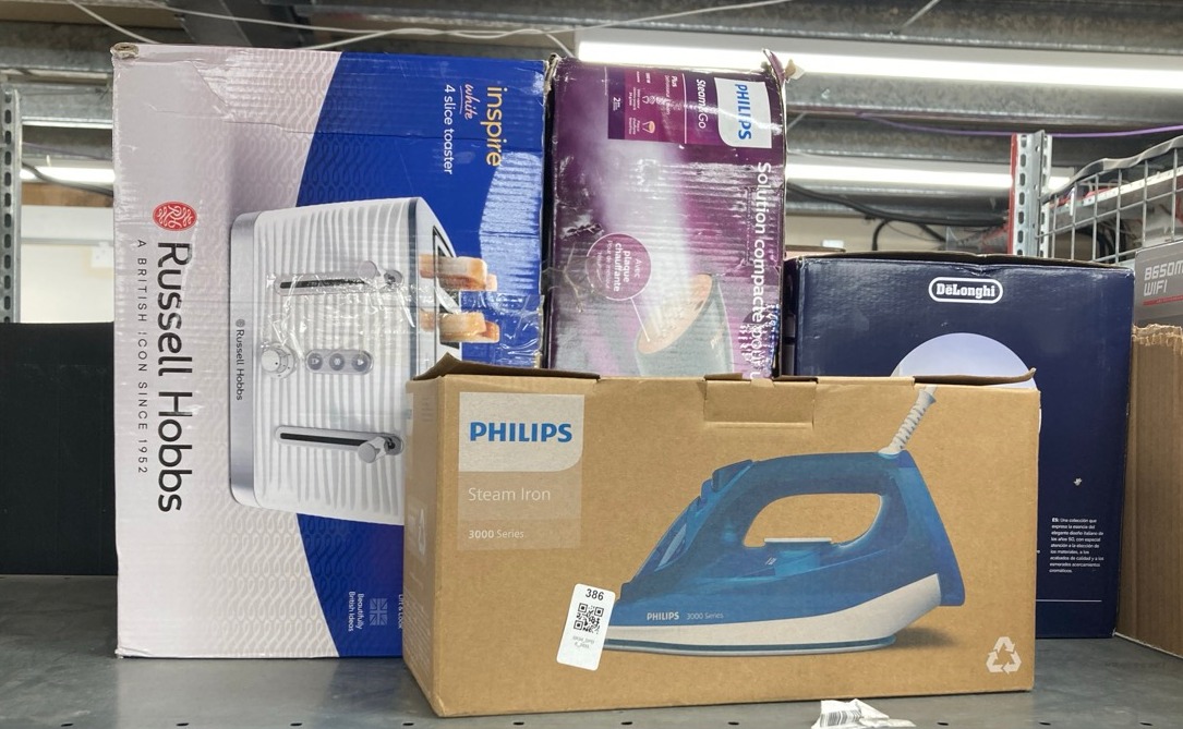 Lot 386  
            Edinburgh SR34 - Delivery Only 

                
QUANTITY OF KITCHEN & APPLIANCES ITEMS TO INCLUDE PHILIPS 3000 SERIES STEAM IRON ...