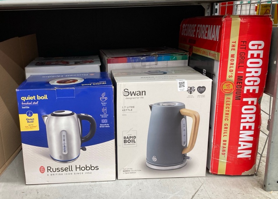 Lot 393  
            Edinburgh SR34 - Delivery Only 

                
QUANTITY OF KITCHEN & APPLIANCES ITEMS TO INCLUDE RUSSELL HOBBS BRUSHED STAINLESS...