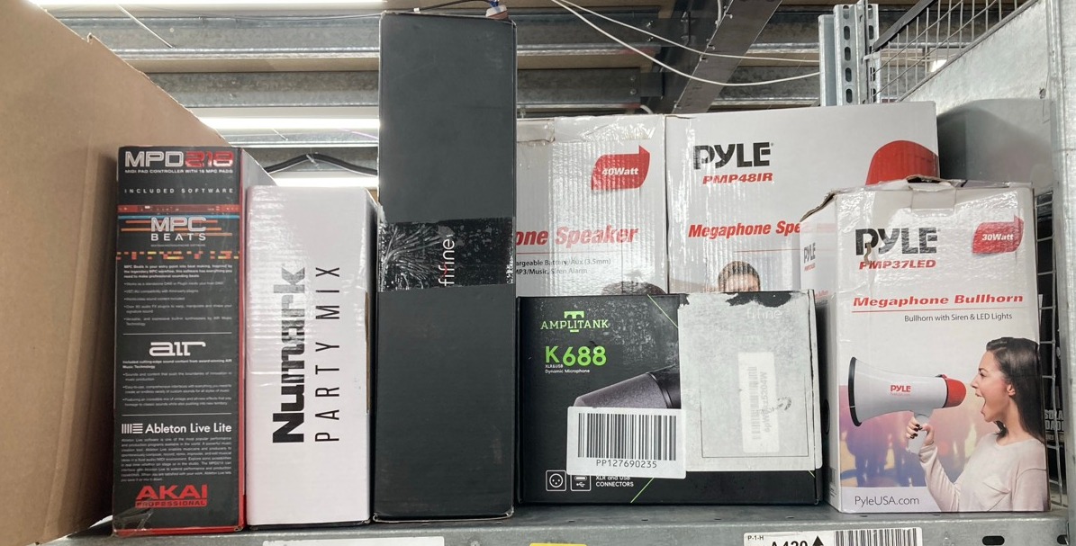 Lot 395  
            Edinburgh SR34 - Delivery Only 

                
QUANTITY OF TV & AUDIO ITEMS TO INCLUDE PYLE MEGAPHONE SPEAKER WITH SIREN, 30W LO...