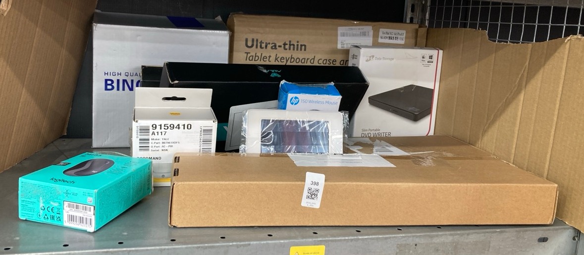 Lot 398  
            Edinburgh SR34 - Delivery Only 

                
QUANTITY OF TECH & GAMING ITEMS TO INCLUDE LEXAR PROFESSIONAL 3-IN-1 MULTI-CARD R...