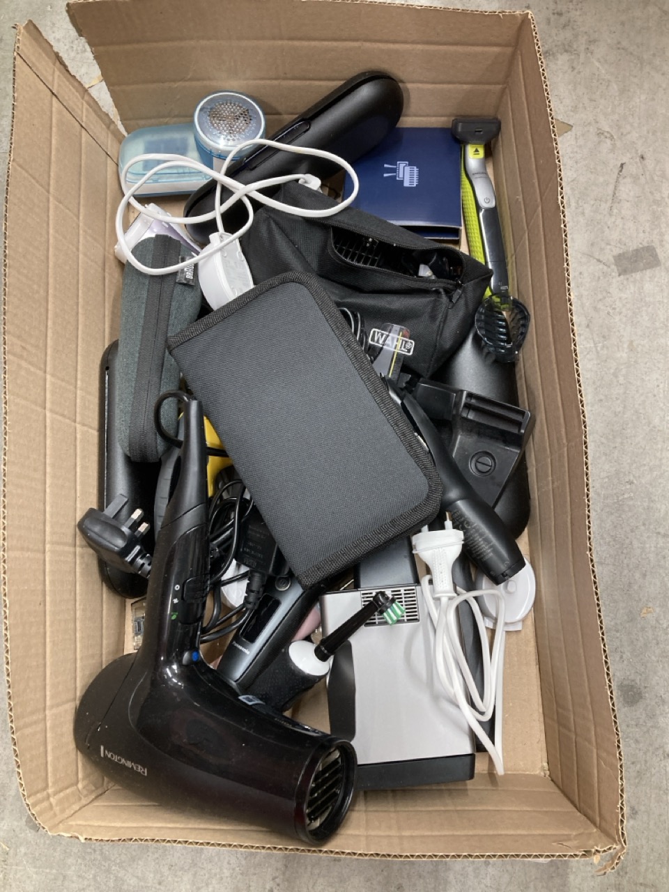 Lot 405  
            Edinburgh SR34 - Delivery Only 

                
QUANTITY OF HEALTH & BEAUTY ITEMS TO INCLUDE REMINGTON ROTARY SHAVER : LOCATION -...