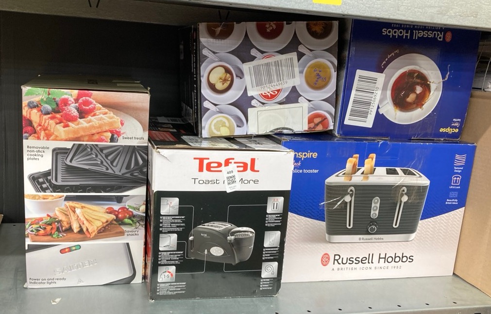 Lot 409  
            Edinburgh SR34 - Delivery Only 

                
QUANTITY OF KITCHEN & APPLIANCES ITEMS TO INCLUDE SALTER 3-IN-1 SNACK MAKER - SAN...