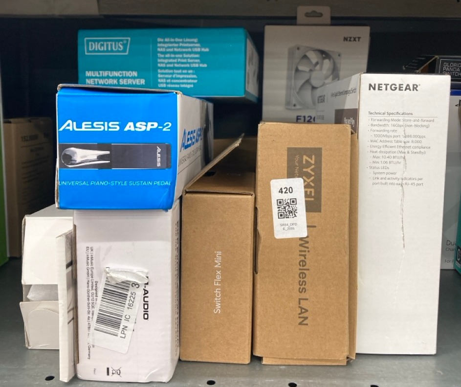 Lot 420  
            Edinburgh SR34 - Delivery Only 

                
QUANTITY OF TECH & GAMING ITEMS TO INCLUDE NETGEAR 8 PORT GIGABIT NETWORK SWITCH ...