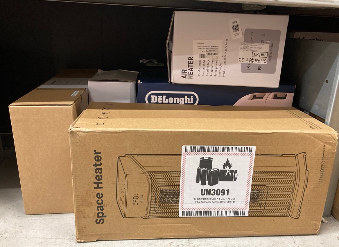 Lot 426  
            Edinburgh SR34 - Delivery Only 

                
QUANTITY OF KITCHEN & APPLIANCE ITEMS TO INCLUDE DELONGHI ARGENTO FLORA FOUR-SLIC...