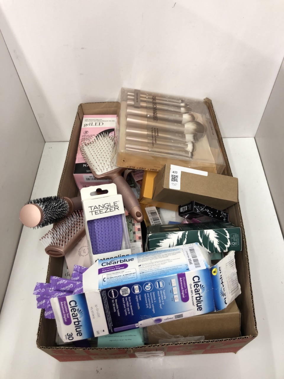 Lot 433  
            Edinburgh SR34 - Delivery Only 

                
QUANTITY OF HEALTH & BEAUTY ITEMS TO INCLUDE TANGLE TEEZER NATURALLY CURLY ULTIMA...