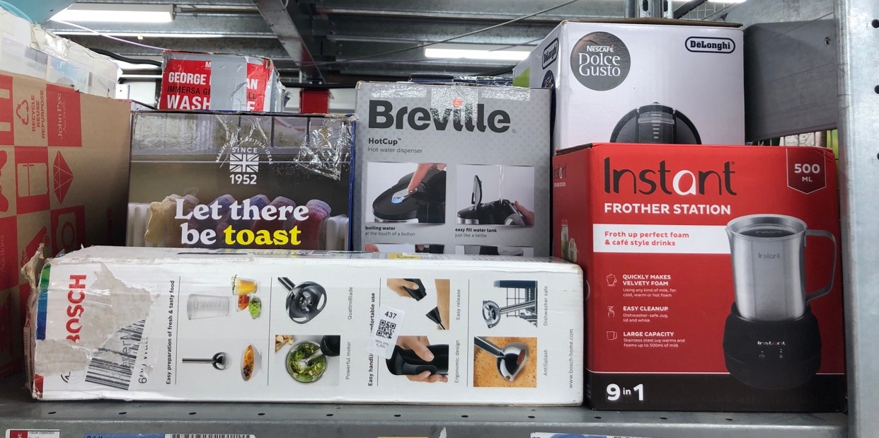 Lot 437  
            Edinburgh SR34 - Delivery Only 

                
QUANTITY OF KITCHEN & APPLIANCES ITEMS TO INCLUDE RUSSELL HOBBS INSPIRE 2 SLICE T...