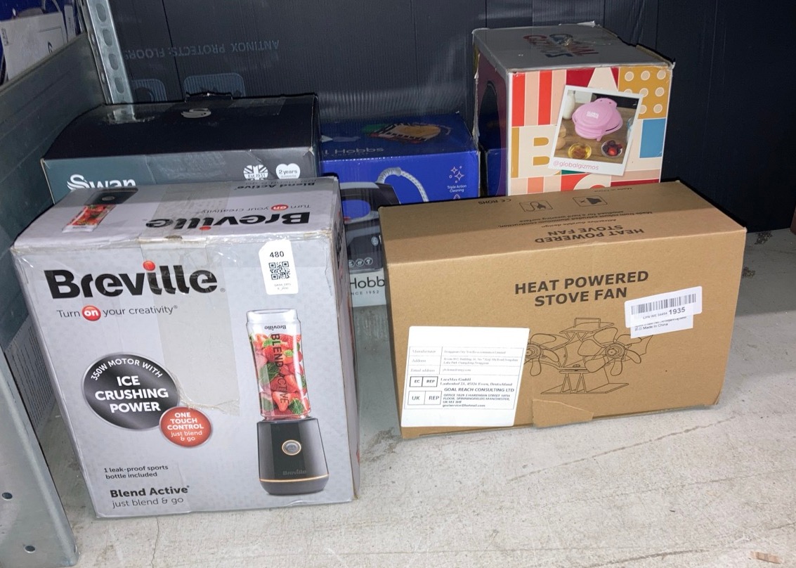 Lot 480  
            Edinburgh SR34 - Delivery Only 

                
QUANTITY OF  ITEMS TO INCLUDE BREVILLE BLEND ACTIVE PERSONAL BLENDER & SMOOTHIE M...