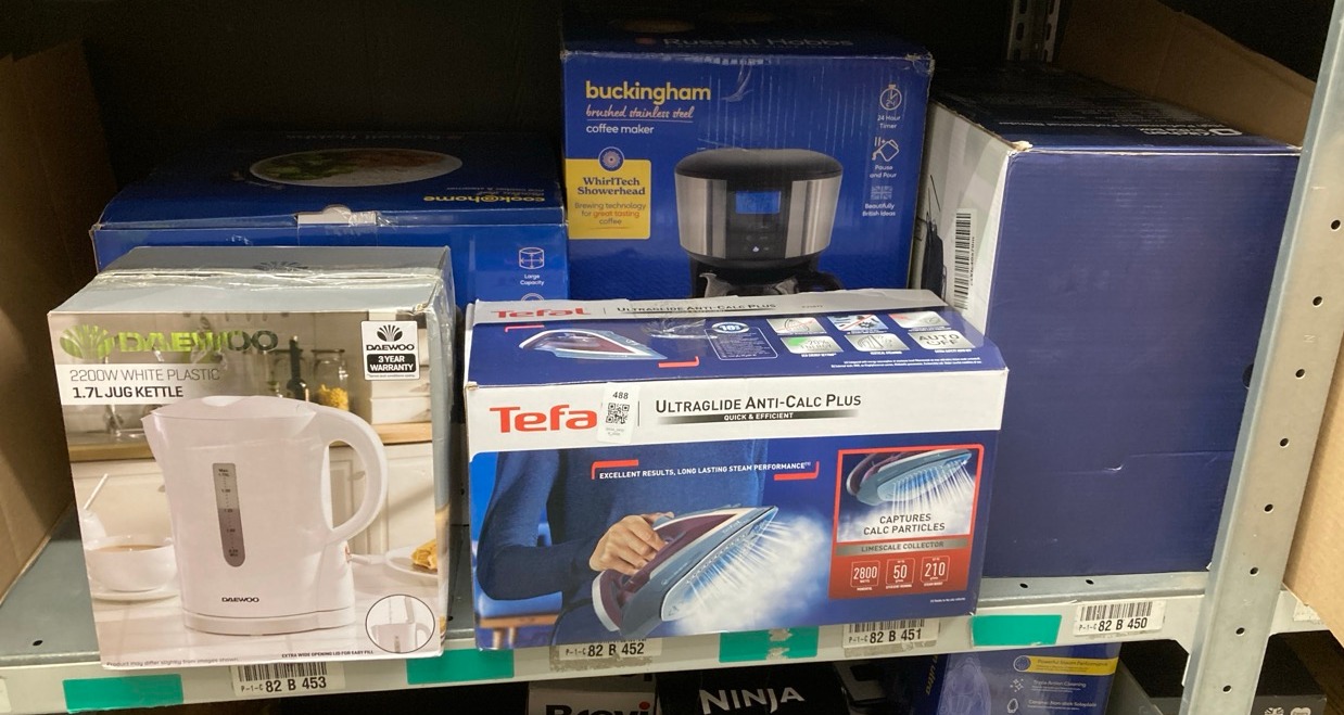 Lot 488  
            Edinburgh SR34 - Delivery Only 

                
QUANTITY OF KITCHEN & APPLIANCES ITEMS TO INCLUDE RUSSELL HOBBS BUCKINGHAM FILTER...