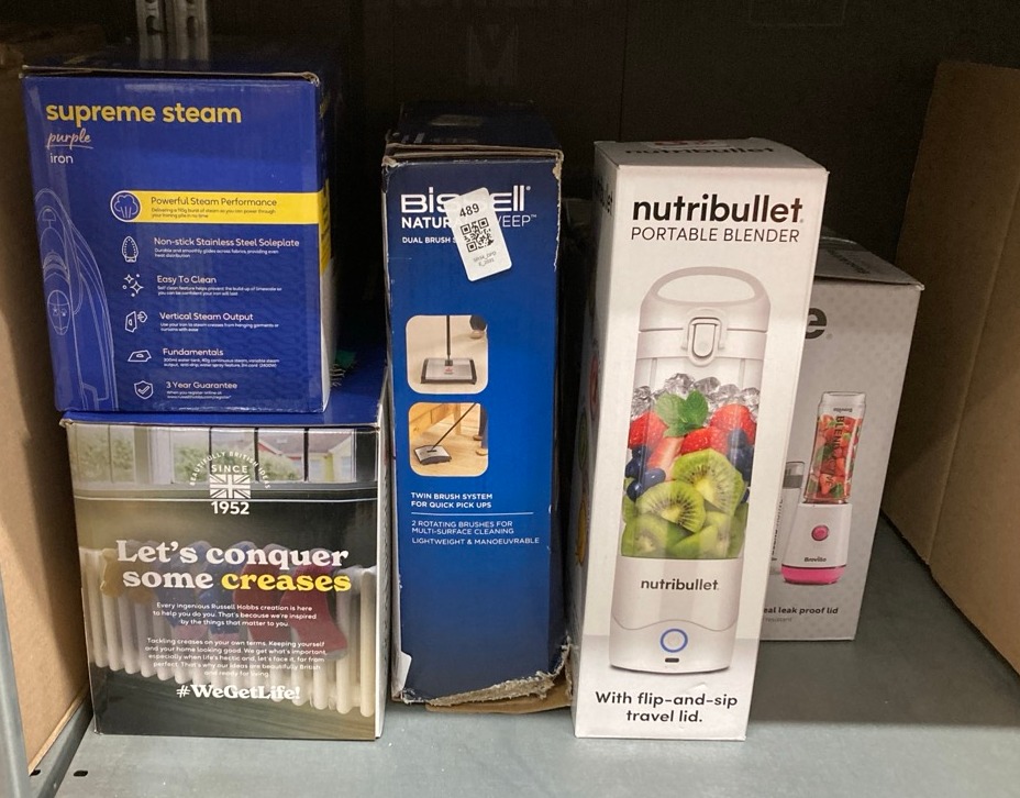 Lot 489  
            Edinburgh SR34 - Delivery Only 

                
QUANTITY OF KITCHEN & APPLIANCES ITEMS TO INCLUDE NUTRIBULLET PORTABLE BLENDER IN...
