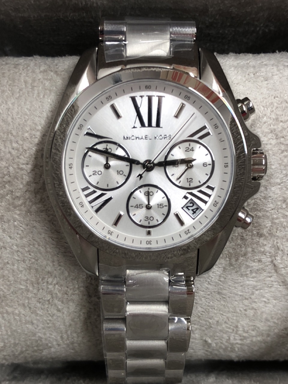 Lot 516  
            Edinburgh SR34 - Delivery Only 

                
MICHAEL KORS BRADSHAW CHRONOGRAPH WITH SILVER STAINLESS STEEL STRAP FOR WOMEN MK6...