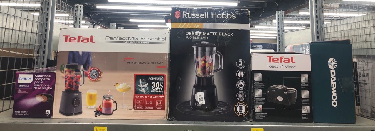 Lot 591  
            Edinburgh SR34 - Delivery Only 

                
QUANTITY OF KITCHEN & APPLIANCES ITEMS TO INCLUDE RUSSELL HOBBS DESIRE JUG BLENDE...