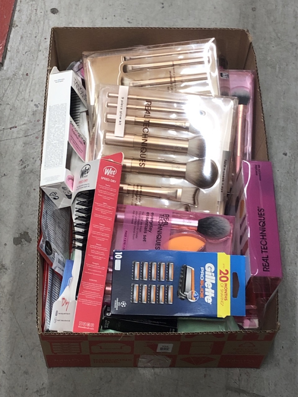 Lot 595  
            Edinburgh SR34 - Delivery Only 

                
QUANTITY OF HEALTH & BEAUTY ITEMS TO INCLUDE UEFA CHAMPIONS LEAGUE SPECIAL EDITIO...