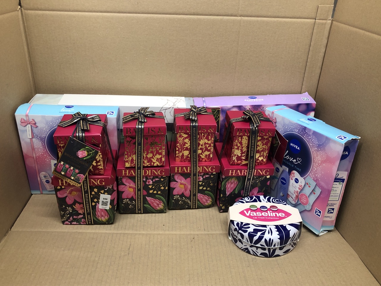 Lot 596  
            Edinburgh SR34 - Delivery Only 

                
QUANTITY OF HEALTH & BEAUTY ITEMS TO INCLUDE NIVEA LOVE SNUGGLE TIME GIFT SET (5 ...